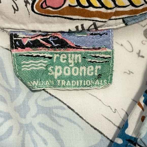 Vintage reyn Spooner hawaiian postcard printed button front short sleeve top - Picture 2 of 9